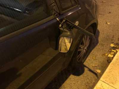 ...e uno specchietto di un'auto divelto